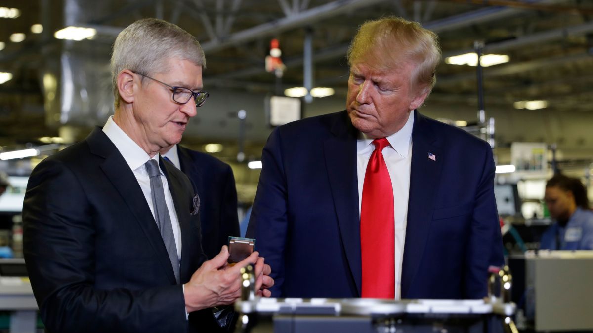 Trump Claims Tim Cook Called Him About EU’s $17 Billion Fine on Apple